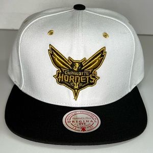 Mitchell & Ness NBA Hornets White Gold Pop Snapback